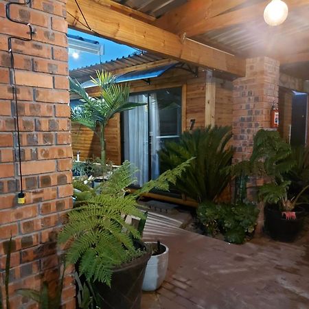 Villa Mariss Guesthouse Kraaifontein Экстерьер фото