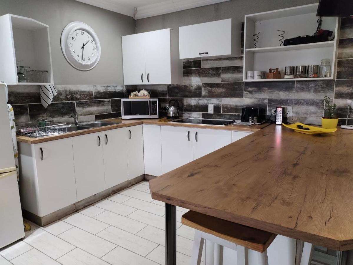 Villa Mariss Guesthouse Kraaifontein Экстерьер фото