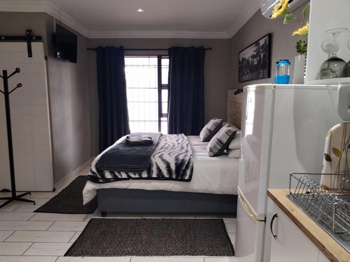 Villa Mariss Guesthouse Kraaifontein Экстерьер фото