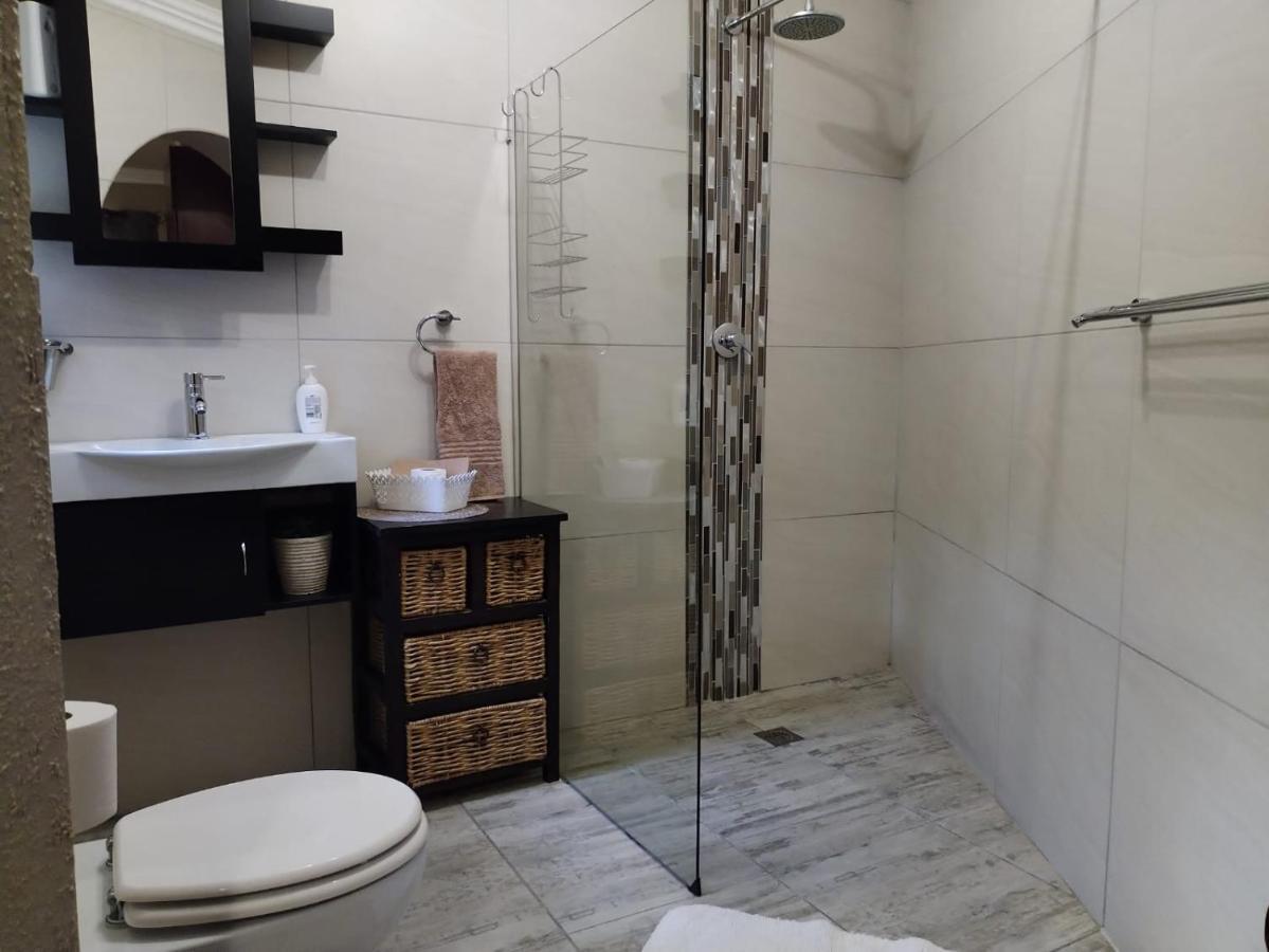 Villa Mariss Guesthouse Kraaifontein Экстерьер фото