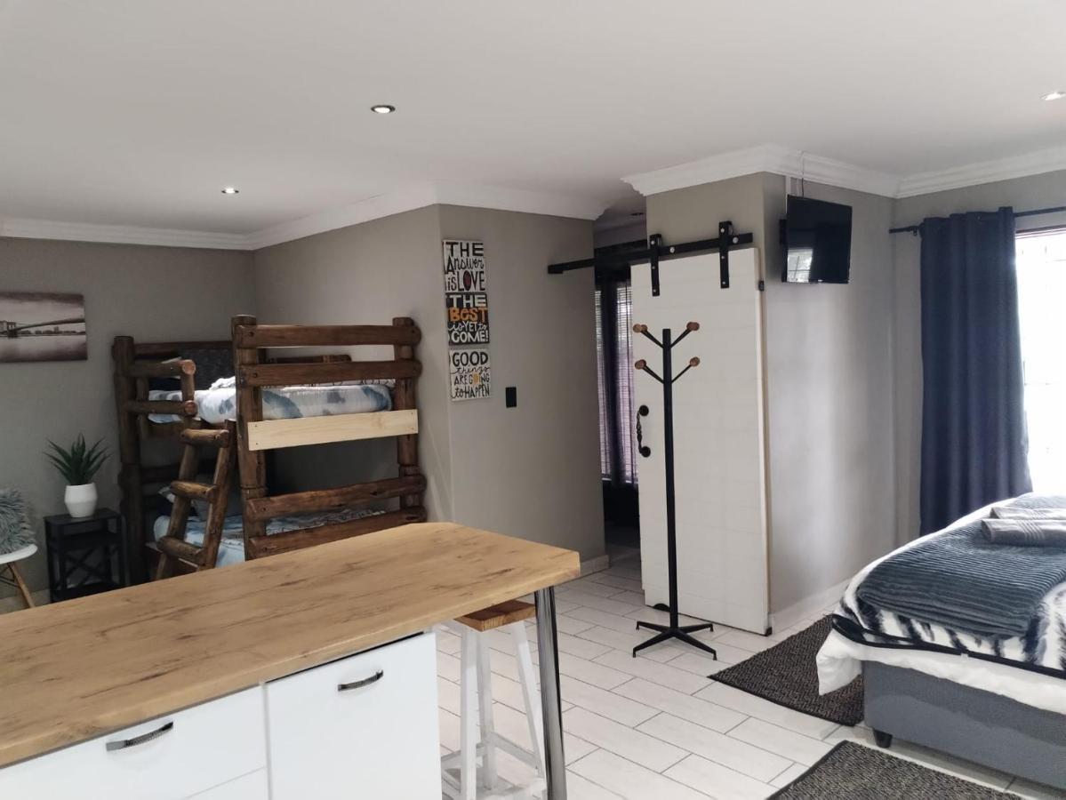 Villa Mariss Guesthouse Kraaifontein Экстерьер фото