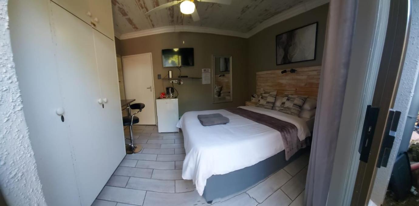 Villa Mariss Guesthouse Kraaifontein Экстерьер фото